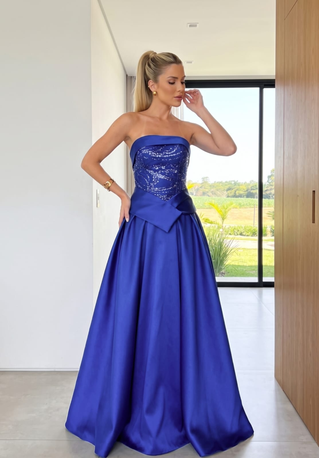 Vestido de Festa Azul Royal com Corpete Bordado e Saia Evasê em Zibeline