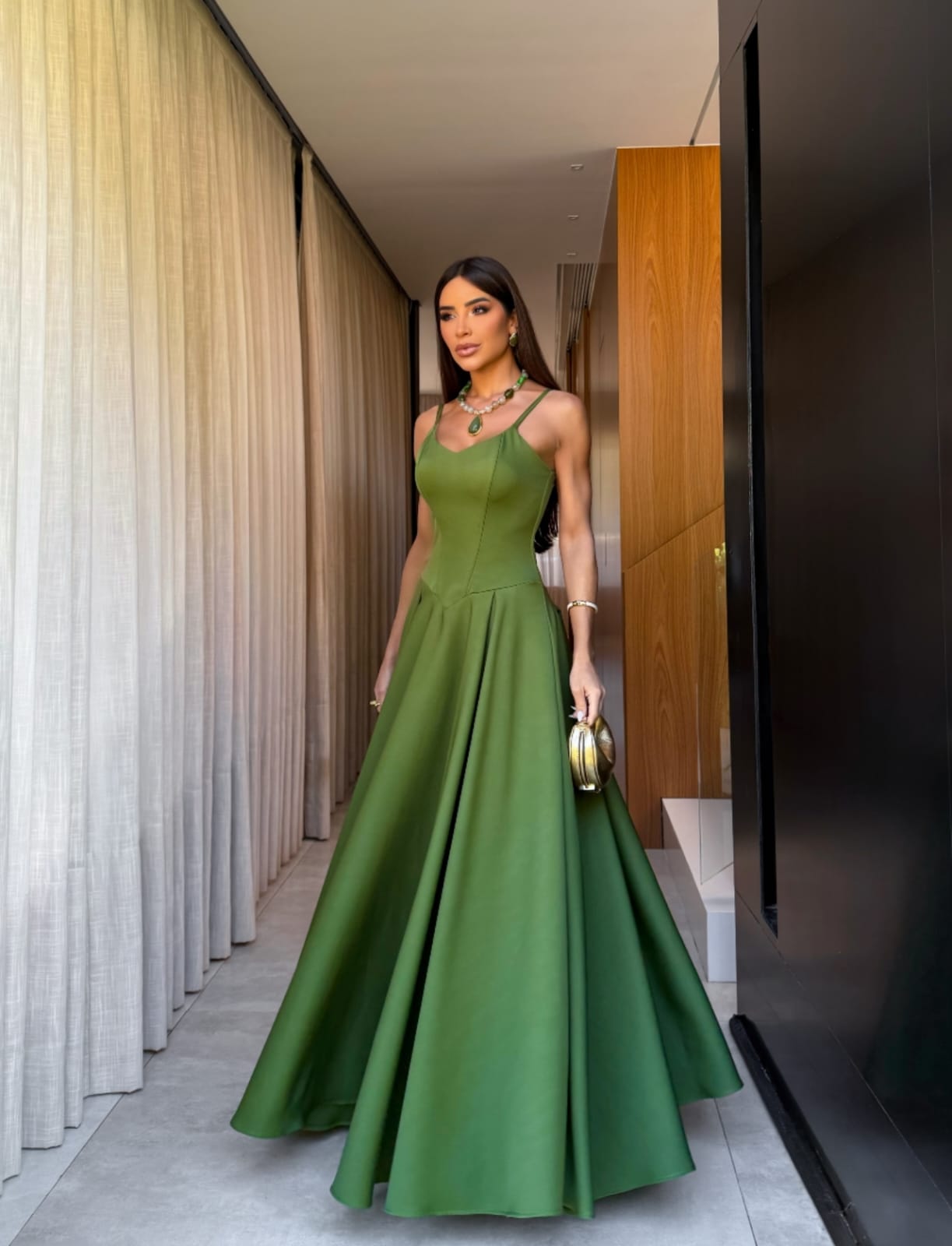 Vestido Longo Oliva Alças Finas com Decote Coração e Saia Evasê