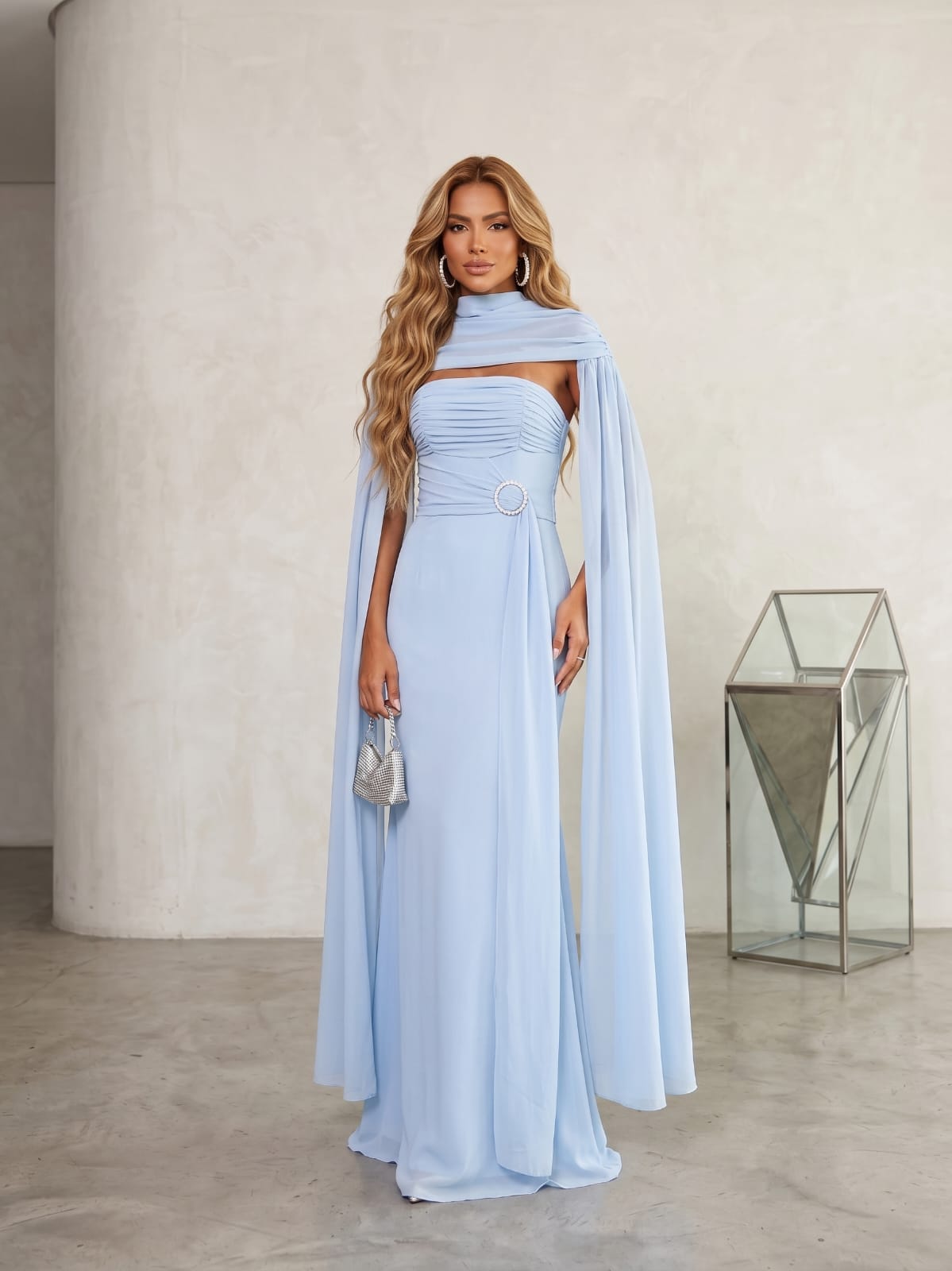 Vestido Longo Azul Serenity em Chiffon com Drapeado Frontal, Capa e Fivela de Strass