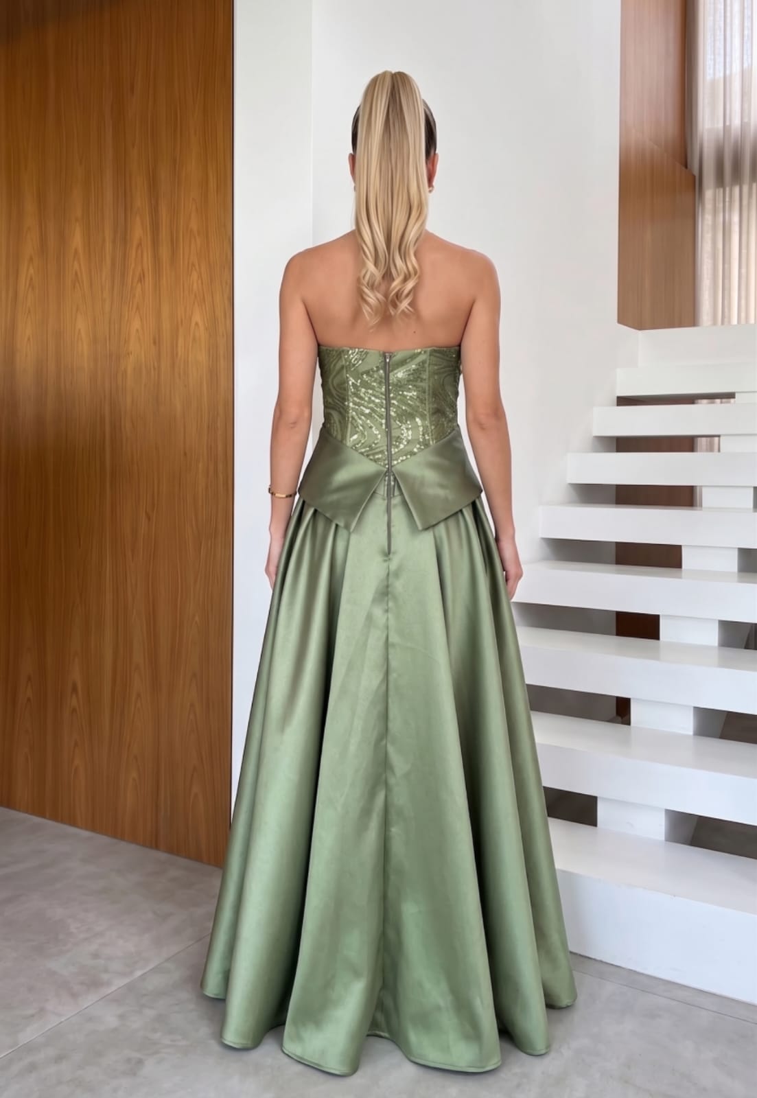 Vestido de Festa Verde Oliva com Corpete Bordado e Saia Evasê em Zibeline