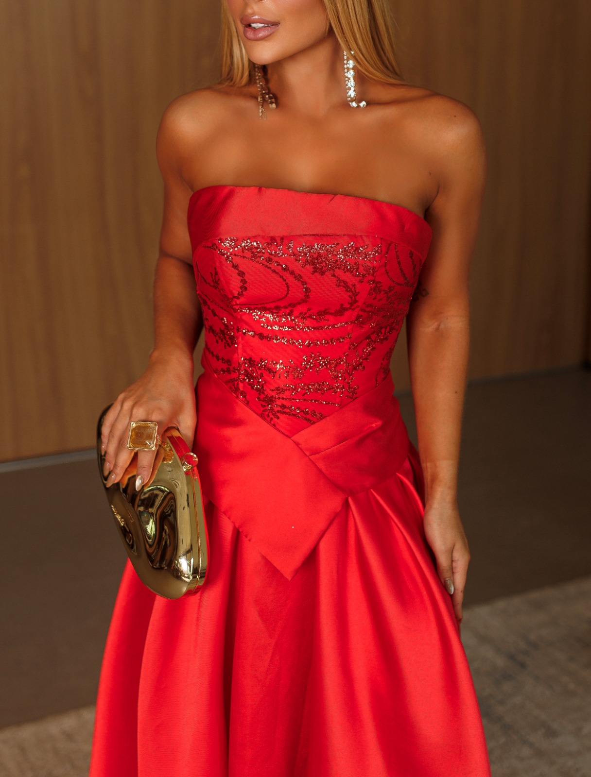 Vestido de Festa Vermelho com Corpete Bordado e Saia Evasê em Zibeline