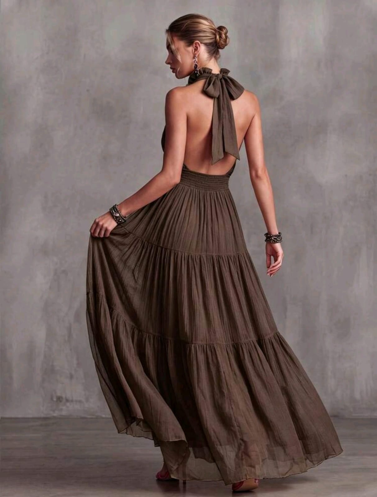 Vestido Longo Marrom com Babados e Decote Halter